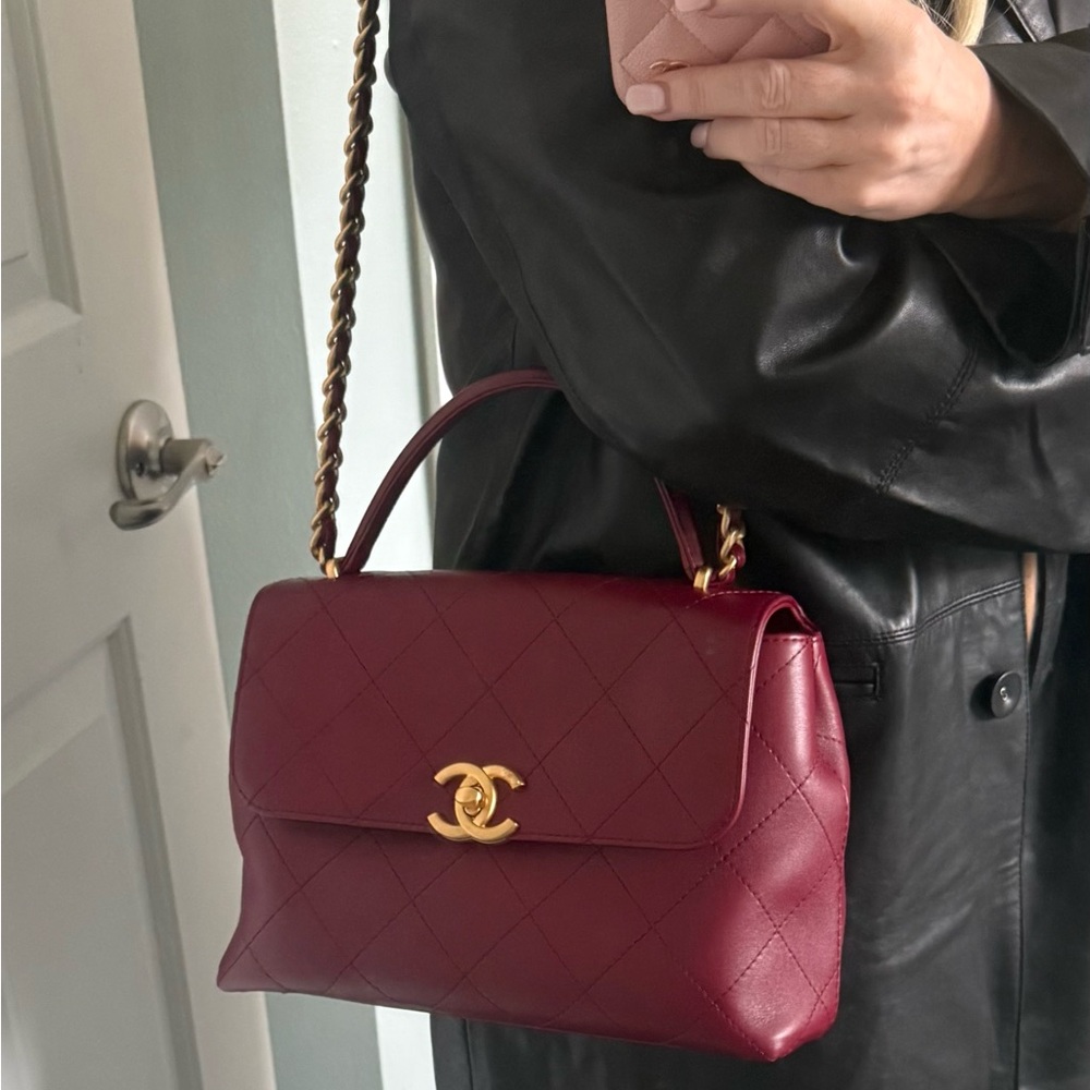 🔥2025 CHANEL RARE Burgundy Shoulder Flap Bag with Gold Hardware - Picture 8 of 9